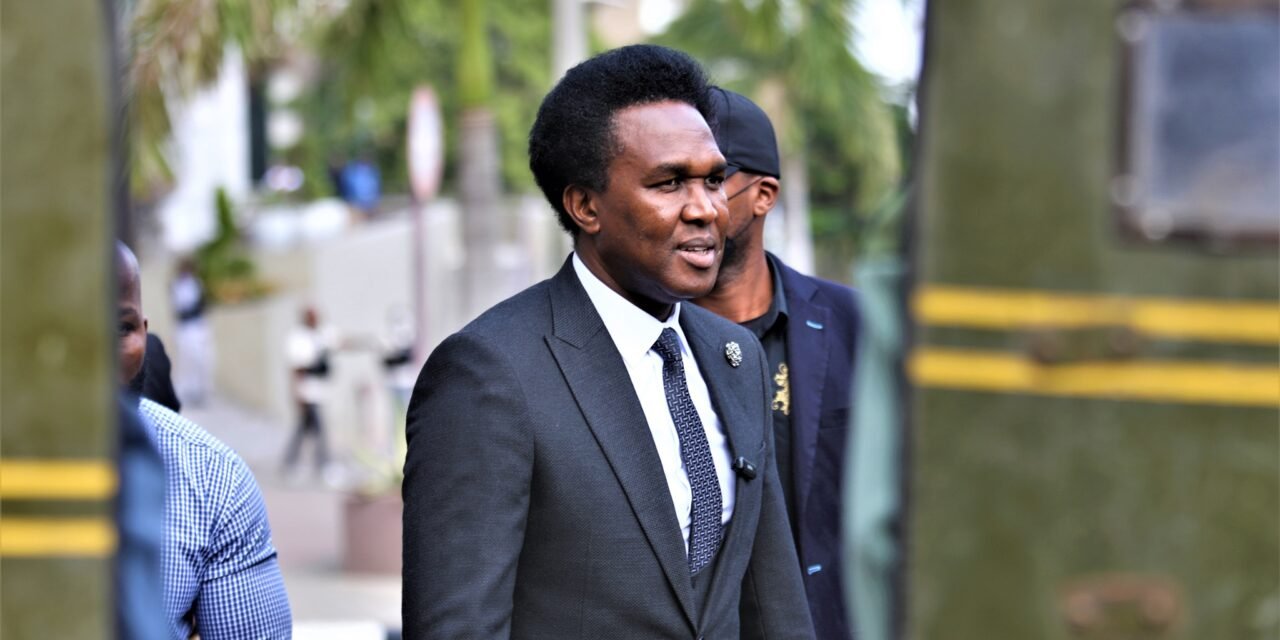 Moçambique/Mondlane festeja partido no aeroporto de Maputo com polícia a disparar