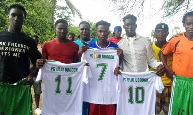 Regiões / Equipa de Futebol Ulai Ubok de Canchungo recebe oferta de equipamentos do presidente do clube