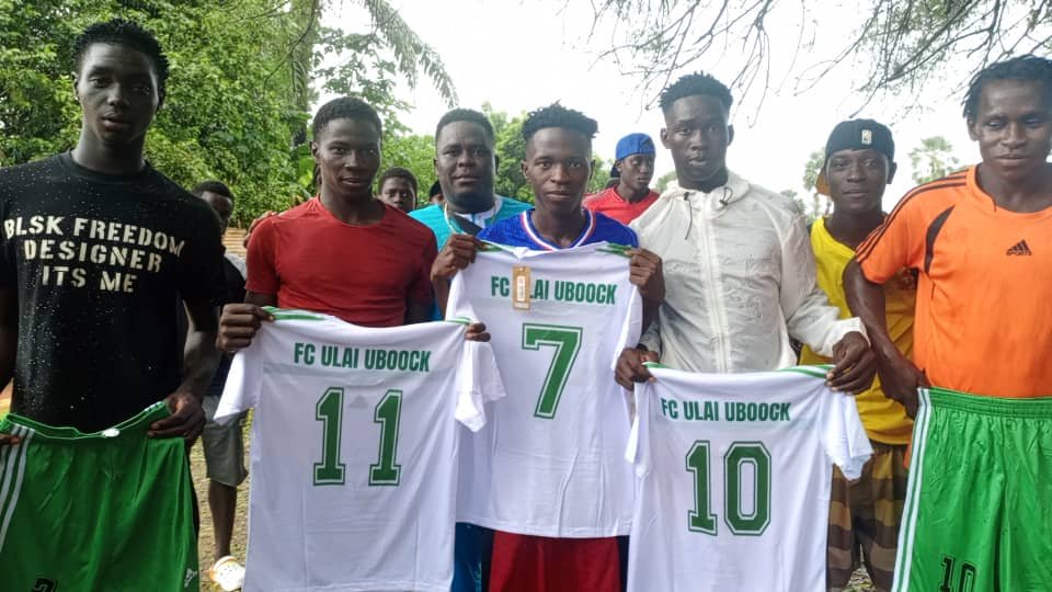 Regiões / Equipa de Futebol Ulai Ubok de Canchungo recebe oferta de equipamentos do presidente do clube