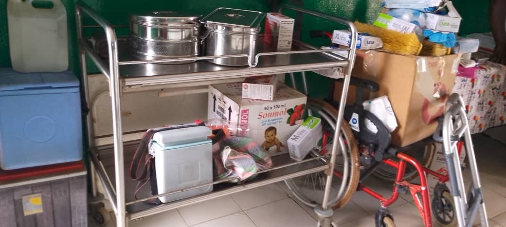 Regiões/  Igrejas Esperança Viva de Espanha e Evangélica de Olossato oferecem materiais de limpeza à instituições públicas