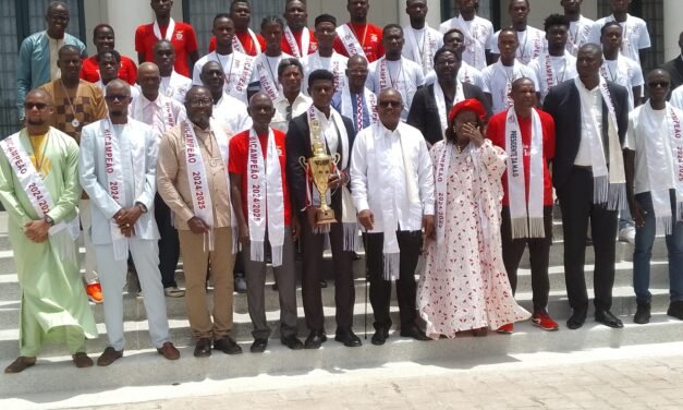 Sport Bissau e Benfica entrega cartão de “Sócio Honorário Vitalício” ao Presidente da República