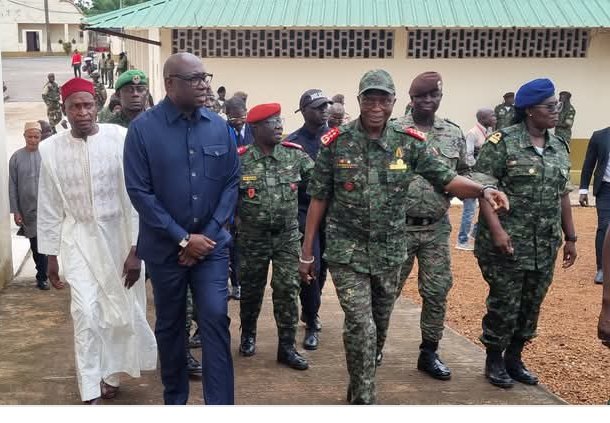 Primeiro-ministro parabeniza Chefe de Estado-maior General das Forças Armadas pelos trabalhos feitos nos quarteis