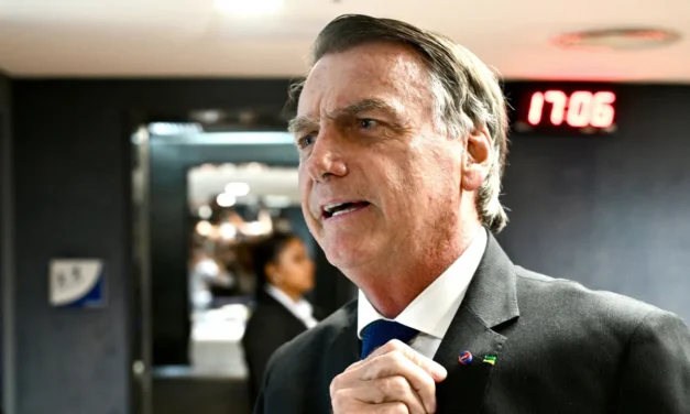 Brasil/Já com pulseira, Balsonaro agora fica em domiciliária