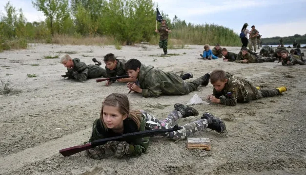 Rússia/ Crianças a partir dos 8 anos em treino militar