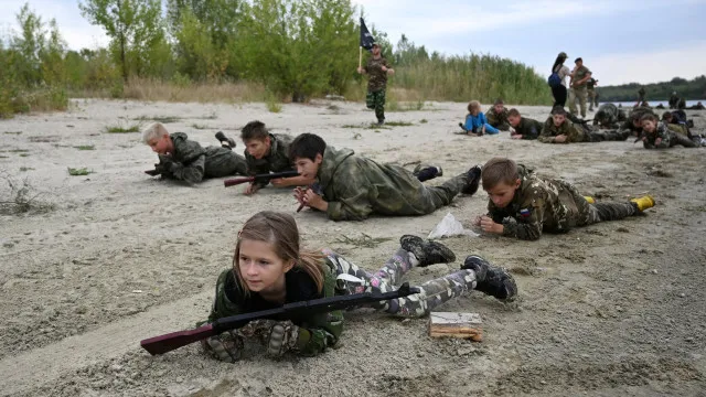 Rússia/ Crianças a partir dos 8 anos em treino militar