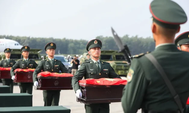 China/Governo  recebe restos mortais de trinta soldados mortos na Guerra da Coreia