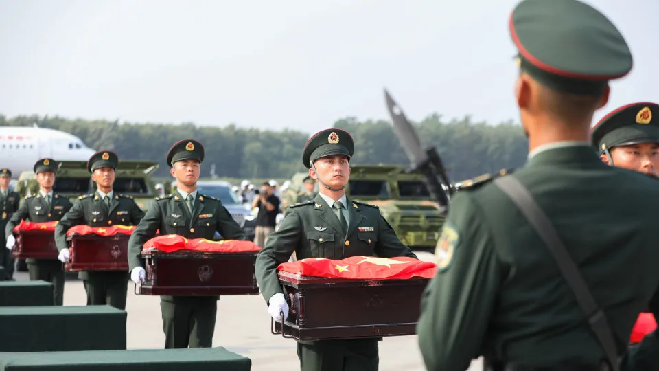 China/Governo  recebe restos mortais de trinta soldados mortos na Guerra da Coreia