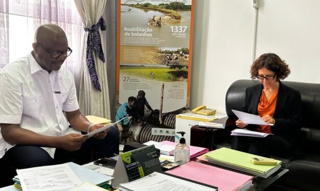 Ambiente/Ministro Viriato Cassama e Representante do PNUD acertam detalhes para a Conferência Internacional do SIDS que decorre em Bissau