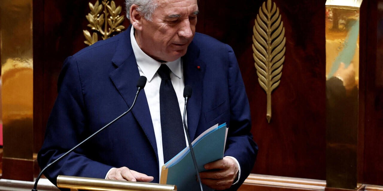 França/Deputados votam contra programa do Governo e Bayrou vai apresentar demissão