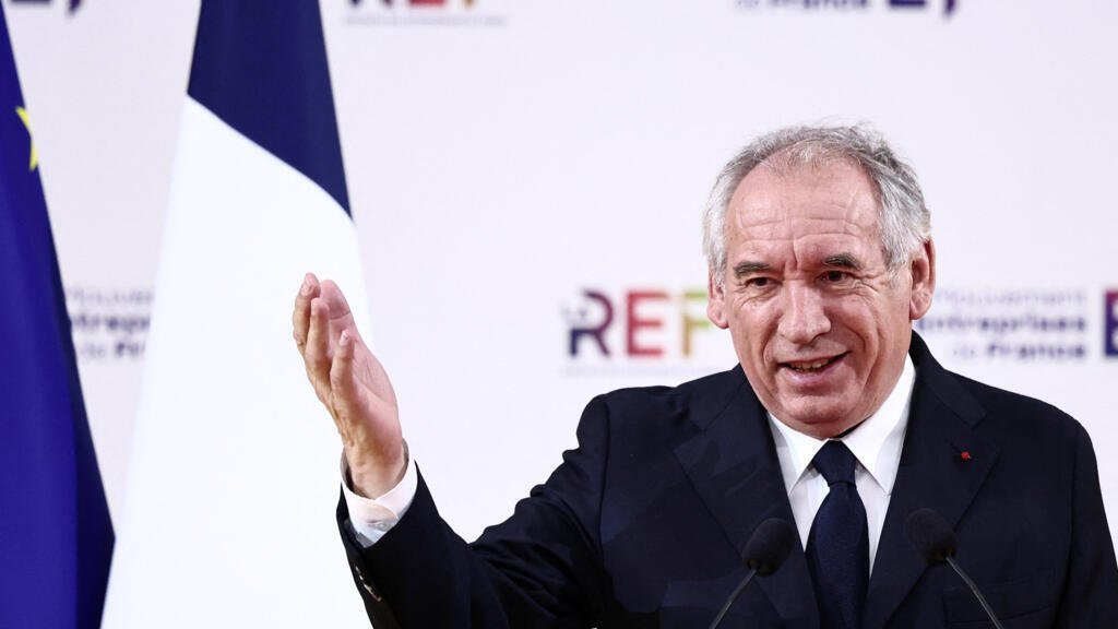 França/Bayrou enceta semana de consultas políticas antes de pedir uma moção de confiança