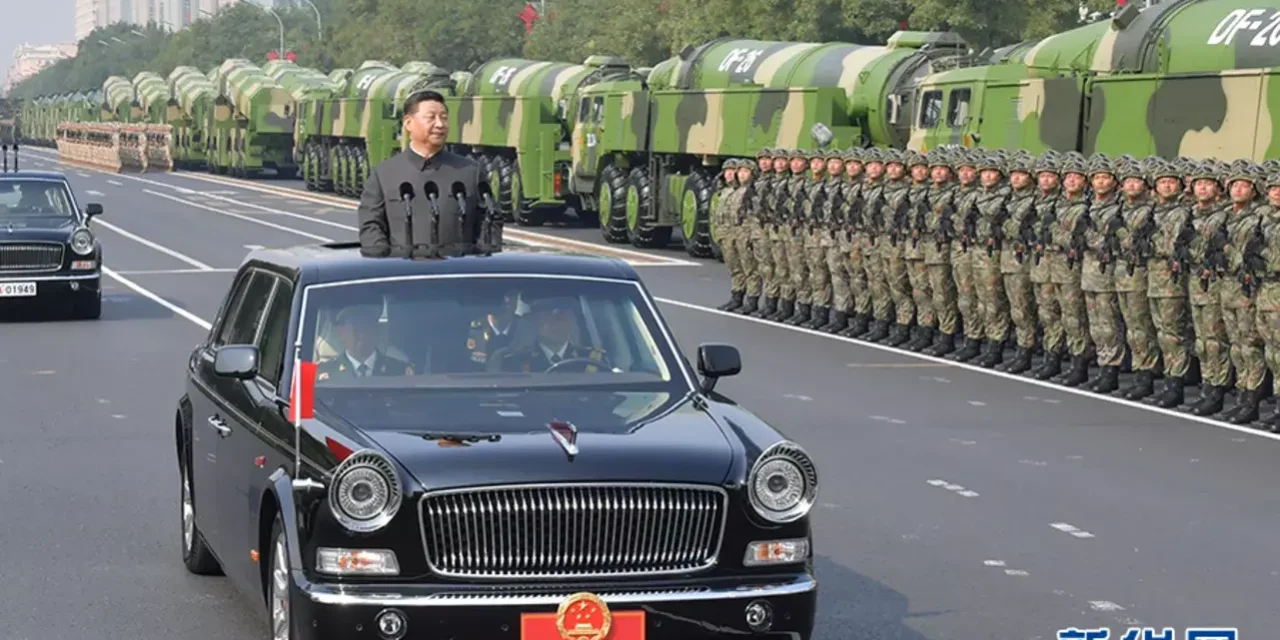 China/Presidente XI Jinping inspeciona tropas em Beijing durante comemoração de 80º  aniversário da vitória na Guerra de Resiliência