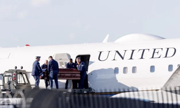 EUA/ Companhias aéreas suspendem trabalhadores que festejem morte de Kirk