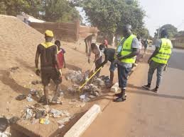 Regiões/ Grupo Kumpuduris de Paz” N´Nafa Sobia “ promove campanha de limpeza da cidade de Buba