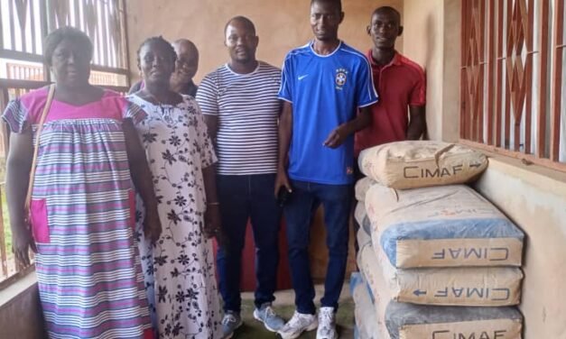 Regiões/ Administrador de Prábis oferece 15 sacos de cimento à direção da escola de Pefine de Areia