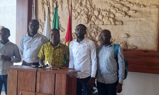 Saúde e Educação/Governo compromete pagar dívidas e Frente Social suspende a greve