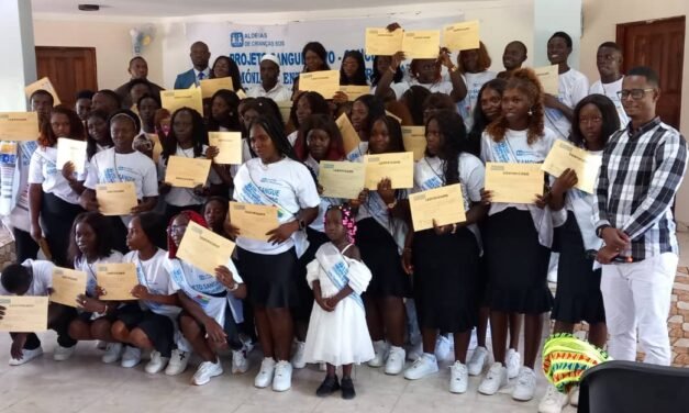 Regiões/Finalistas de Centro de formação da Aldeia de Crianças SOS de Canchungo recebem  diplomas de formação em diferentes áreas