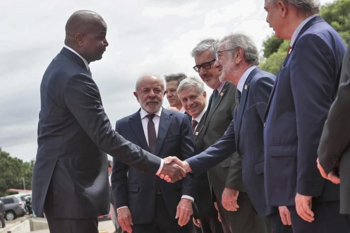 Moçambique/Assinatura de nove acordos com Brasil