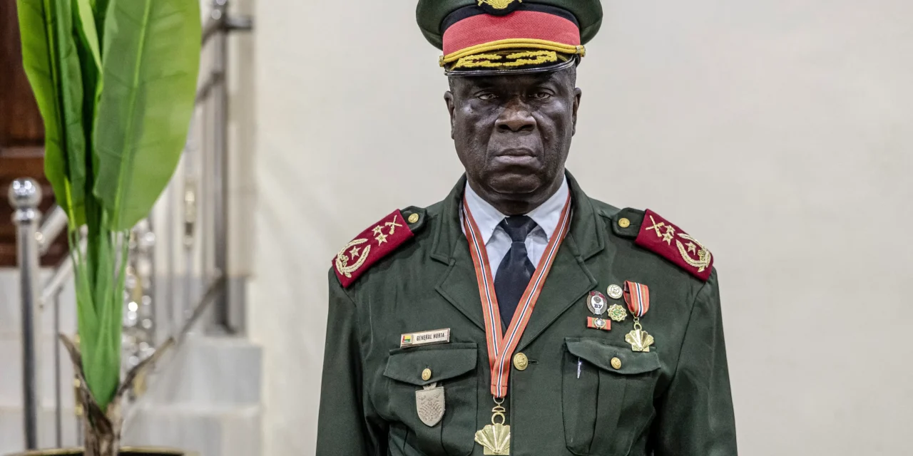 Golpe de Estado/Presidente de Transição anuncia o novo  elenco governamental composto de 23 Ministérios e cinco Secretarias de Estado