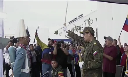 Venezuela/Maduro exibe espada de Simón Bolívar em marcha contra o “imperialismo”