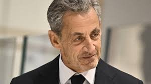 França/Justiça defere recurso de Nicolas Sarkozy e liberta antigo presidente francês