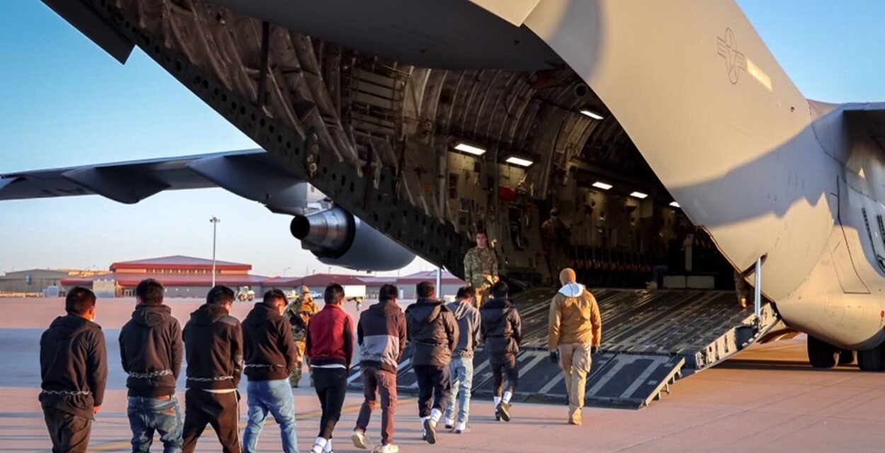 EUA/Governo vai  comprar aviões para auxiliar deportação em massa de imigrantes