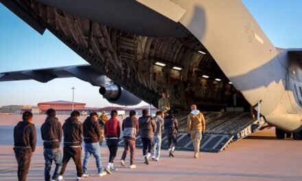 EUA/Governo vai  comprar aviões para auxiliar deportação em massa de imigrantes