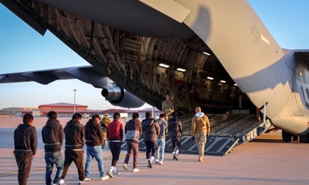 EUA/Governo vai  comprar aviões para auxiliar deportação em massa de imigrantes