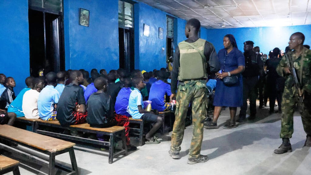 Nigéria/libertados 130 alunos anteriormente raptados da escola católica St. Mary