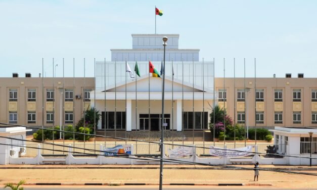 Administração Pública/Ministério concede dispensa aos funcionários públicos  no dia 24 e feriado nacional no dia 25 dezembro em virtude das festividades natalícias