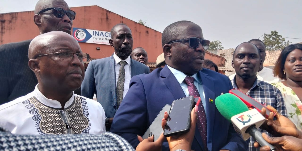 Comunicação social/ Ministro Abduramane Turé promete diligências para resolução de  problemas de avarias de impressoras da   INACEP