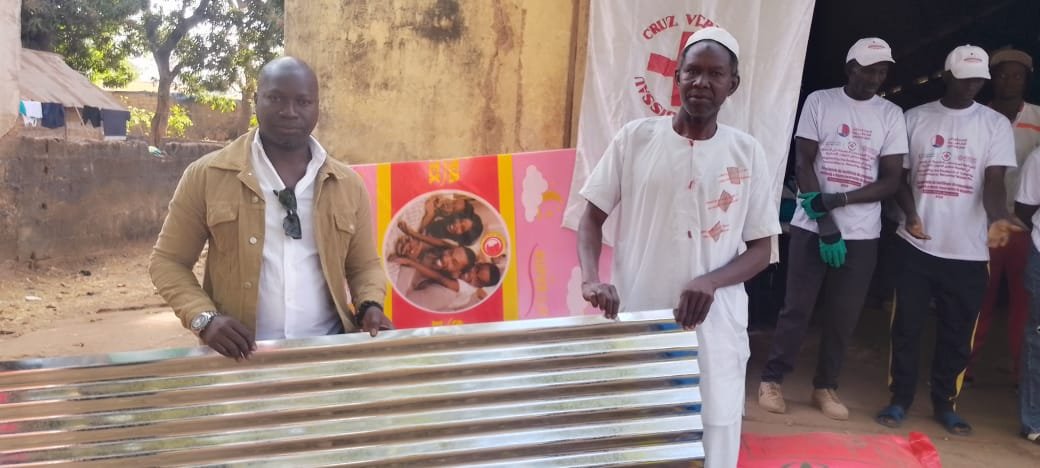 Regiões/Cruz vermelha de Bissorã doa materiais e géneros alimentícios à famílias,  vítimas de incêndios ocorridos em 2024 e 2025