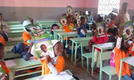 Regiões/ Complexo Escolar Ebenezer em Canchungo beneficia de livros de matemática e português