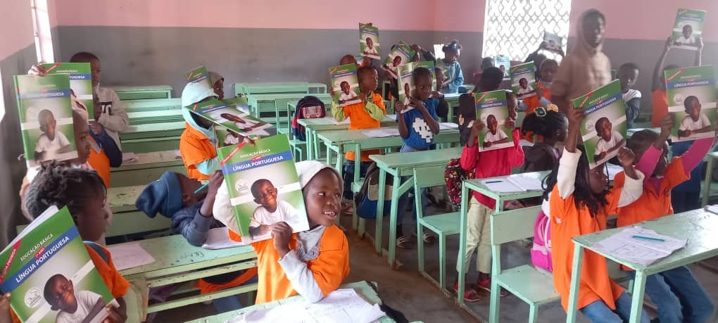 Regiões/ Complexo Escolar Ebenezer em Canchungo beneficia de livros de matemática e português