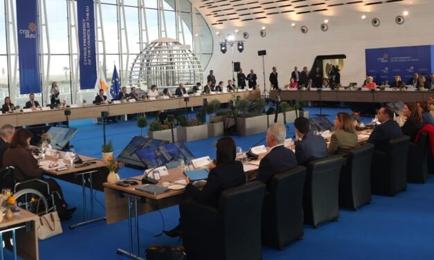 Portugal/ Políticos europeus pedem declaração de independência da UE