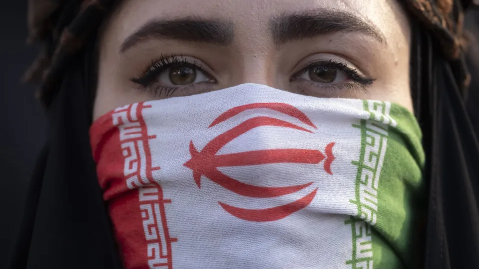 Irão/ Telefonemas já são permitidos, mas internet continua bloqueada