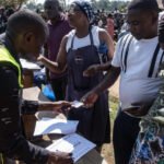 Uganda/ Presidente cessante lidera contagem e opositor está em prisão domiciliária