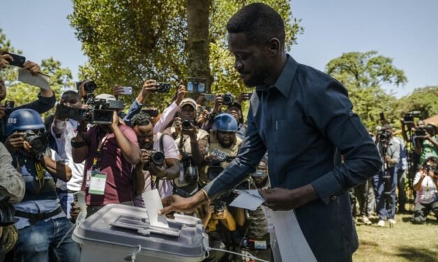 Uganda/ Porta-voz da oposição desmente exército e denuncia “espancamento” da esposa de Bobi Wine