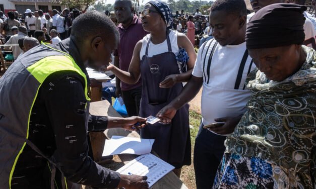Uganda/ Presidente cessante lidera contagem e opositor está em prisão domiciliária