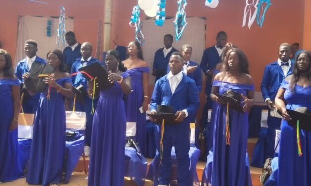 Regiões/Finalistas de Unidade Escolar do Sector de Nhacra recebem seus diplomas de 12º ano de escolaridade