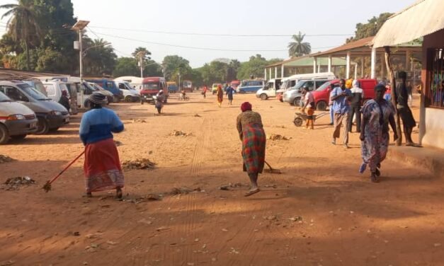 Regiões/ Bideiras limpam Paragem Central de automóvel de  Canchungo