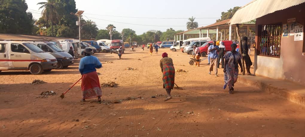 Regiões/ Bideiras limpam Paragem Central de automóvel de  Canchungo