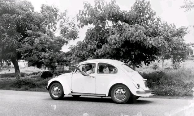 Amílcar Cabral no volante da sua viatura Volkswagem em Conacri 1968