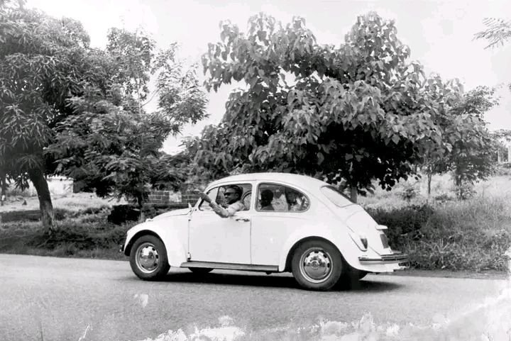 Amílcar Cabral no volante da sua viatura Volkswagem em Conacri 1968