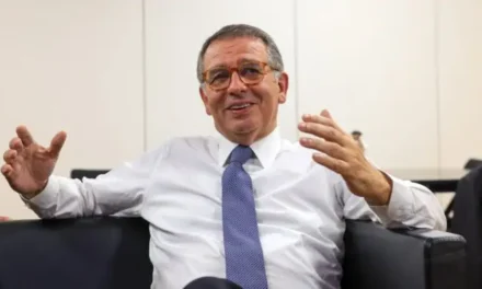 Portugal/António José Seguro é eleito presidente em votação histórica