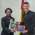 Recordista Usumane Djumo oferece troféu internacional à Federação de atletismo