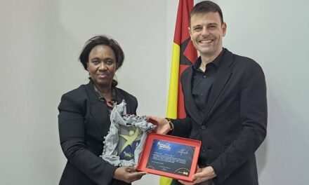 Recordista Usumane Djumo oferece troféu internacional à Federação de atletismo