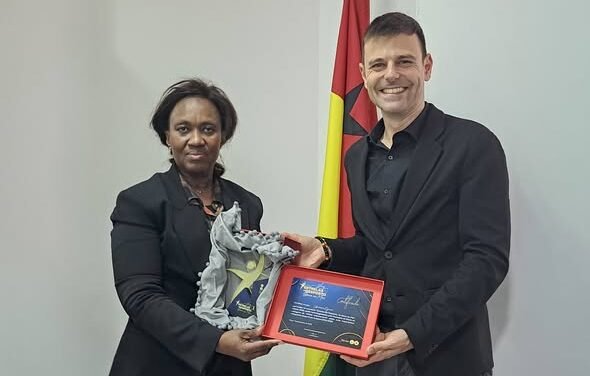 Recordista Usumane Djumo oferece troféu internacional à Federação de atletismo