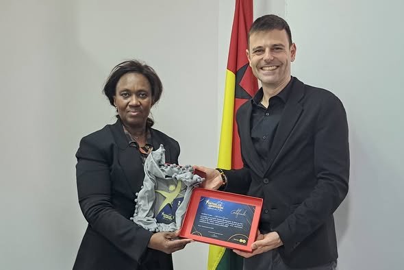 Recordista Usumane Djumo oferece troféu internacional à Federação de atletismo