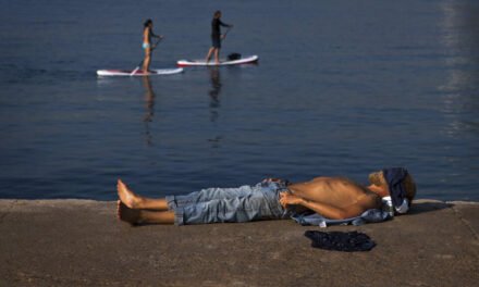 Espanha/Nova ‘Lei da Cidadania’ de Barcelona multa quem circular sem camisa, cuspir e urinar na rua