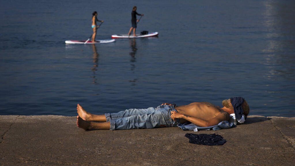 Espanha/Nova ‘Lei da Cidadania’ de Barcelona multa quem circular sem camisa, cuspir e urinar na rua